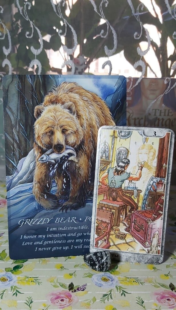 Карта дня 20.04.2021 года.
Тройка Пентаклей и поясняющая оракульная карта Гризли.
Сегодня, несмотря на будний день, было бы крайне желательно провести время наедине с собой и подумать над тем, кто вы есть и кем вы желаете стать, над тем, как вы выражаете себя во внешнем мире, находите ли вы время на самопознание и саморазвитие, занимаетесь ли тем, что вас радует, наполняет, заставляет непрерывно расти и совершенствовать свои навыки. Если на эти вопросы вы отвечаете положительно, значит, именно эти делам и посвятите свой день, а если на большинство вышеперечисленных пунктов вы не находите времени, значит, вы живёте не своей жизнью. Сонастройтесь со своим внутренним знанием, вспомните, кто вы и зачем пришли в этот мир, и культивируйте свои таланты и способности с глубочайшей любовью и заботой.
 Волшебного дня!

Колоды: "Таро Мистерии Авалона" и " Spirit of the Animals Oracle" by Jody Bergsma. 

