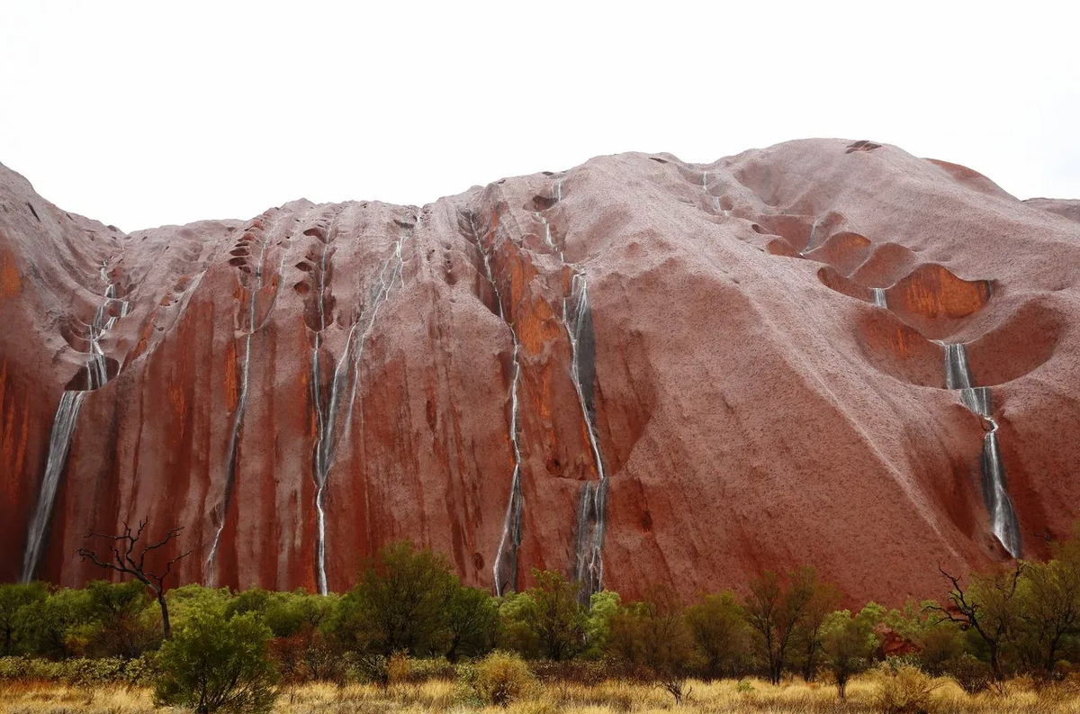 Mountain australia. Красная скала Айерс-рок Австралия. Австралия красная гора Улуру. Улуру Айерс рок Австралия. Монолит Улуру Австралия.