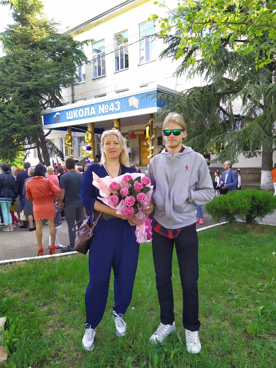 Со старшим сыном. Младший свои фото выставлять не разрешает))) Подросток)))