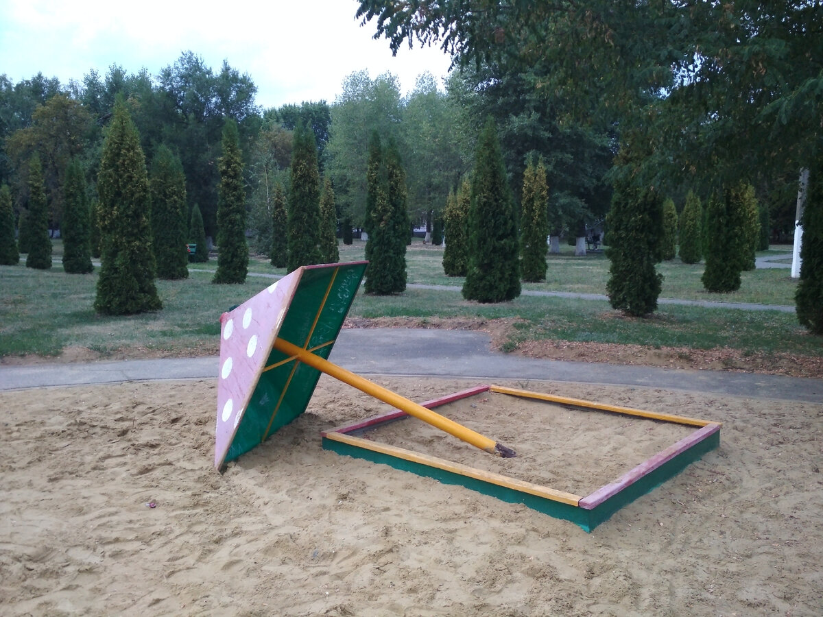 За поверженным грибком-зонтиком забетонировали площадку, где недавно стояла скамейка. Фото автора
