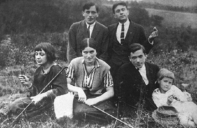 Марина Цветаева слева, Родзевич справа, Эфрон слева в верхнем ряду. Фото Яндекс.Картинки. 