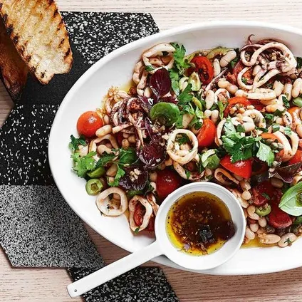 Салат с консервированными кальмарами 