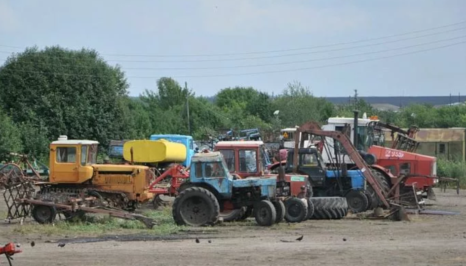 Село тракторное. Машинно-тракторный парк (МТП). Машинно-тракторный парк (МТП) СПК Тотемский. Машинно тракторный парк колхоза. Тракторный парк в сельском хозяйстве.