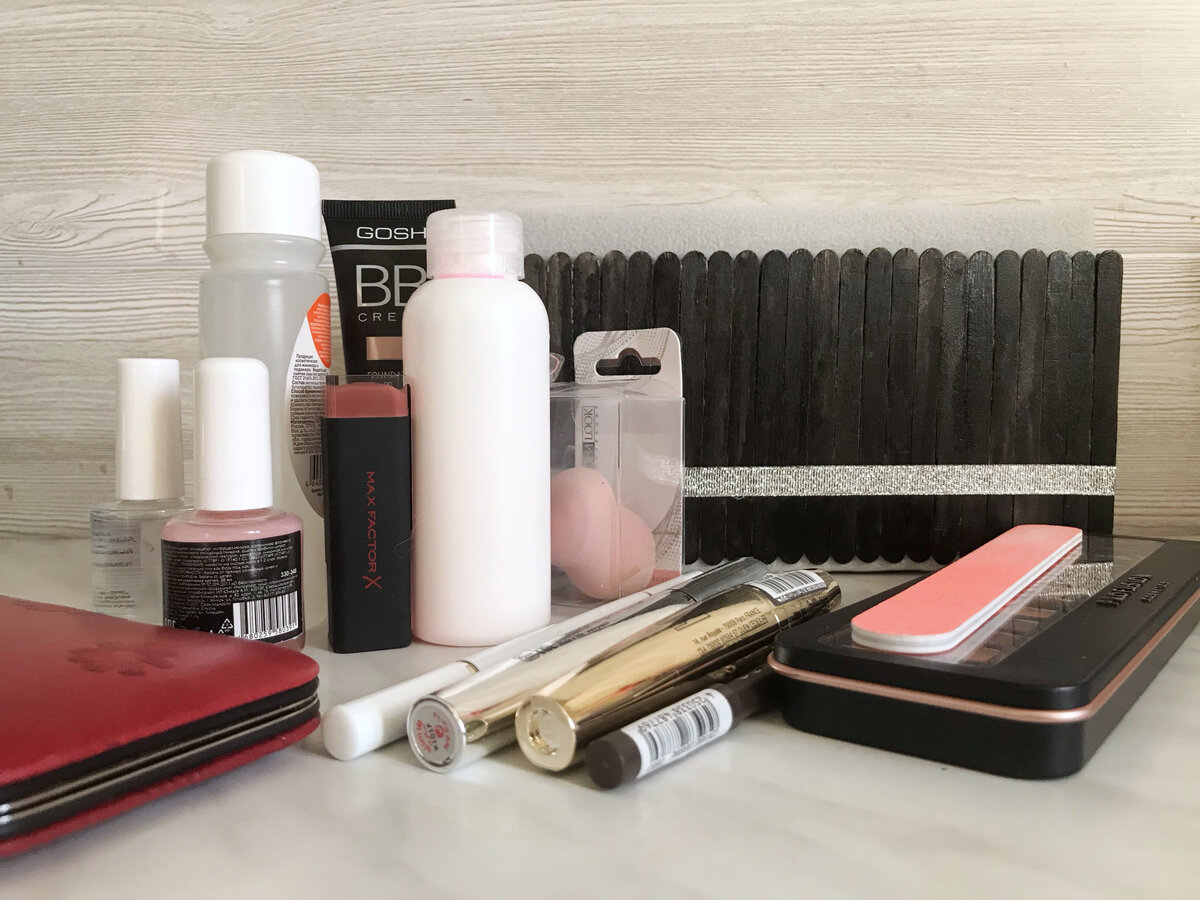 Эти все косметические средства вместилась в мою новую косметичку 6х12 (ширина, длина) и еще осталось место