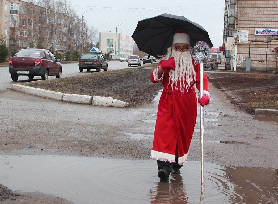 Придет декабрь. Дед Мороз и дождь. Дед Мороз с зонтиком. Дед Мороз в луже. Дед Мороз в резиновых сапогах.