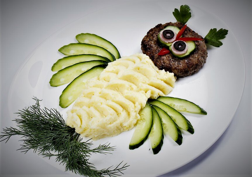 Пюре с огурцом и котлетой ( фото из открытого источника)