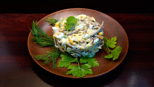 Салат с копчёным кальмаром.