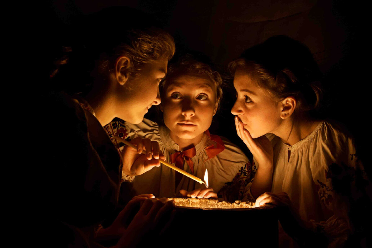 Девушки гадают