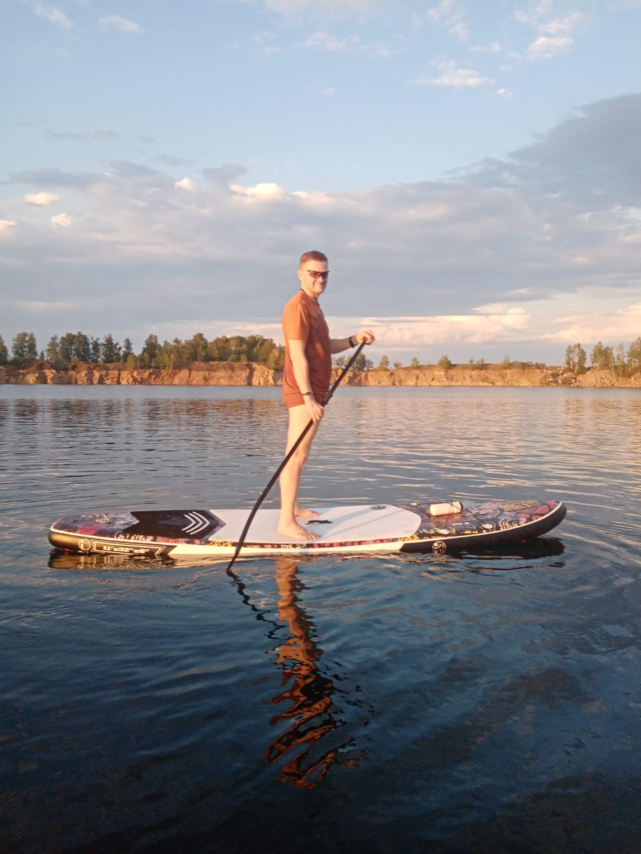 Можно стоя. Устойчивая доска. Перевернуться на тихой воде практически невозможно. 