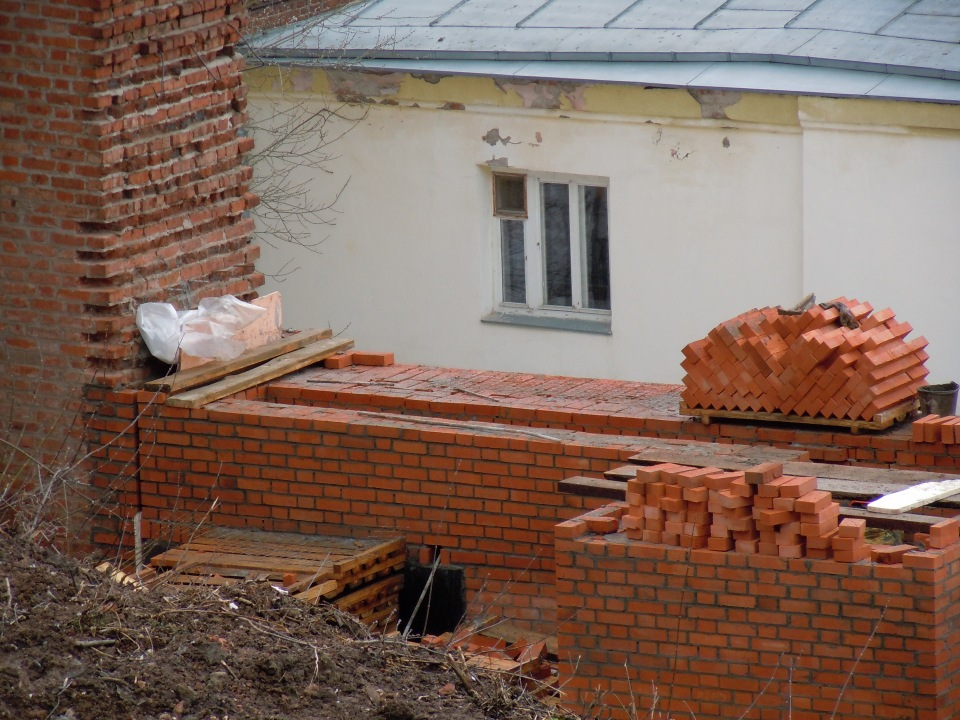  8 января 2012 г. Уже и 2012 год, а бар в Кладовой башне всё живёт. Присмотримся к нему пристальней. У входа видим различные финтифлюшки. Особенно к месту пара урн.-36