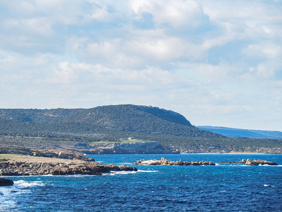 Вид побережья полуострова Карпас. Северный берег Кипра. Сюда мало кто добирается ввиду удалённости территории и отсутствия автодорог