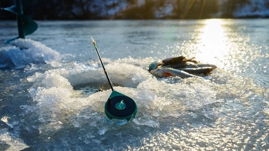 В разгар зимы на больших водоемах слой льда становится очень толстым и прочным. И перед рыбаками встает вопрос: Как отыскать место стоянки рыбы?