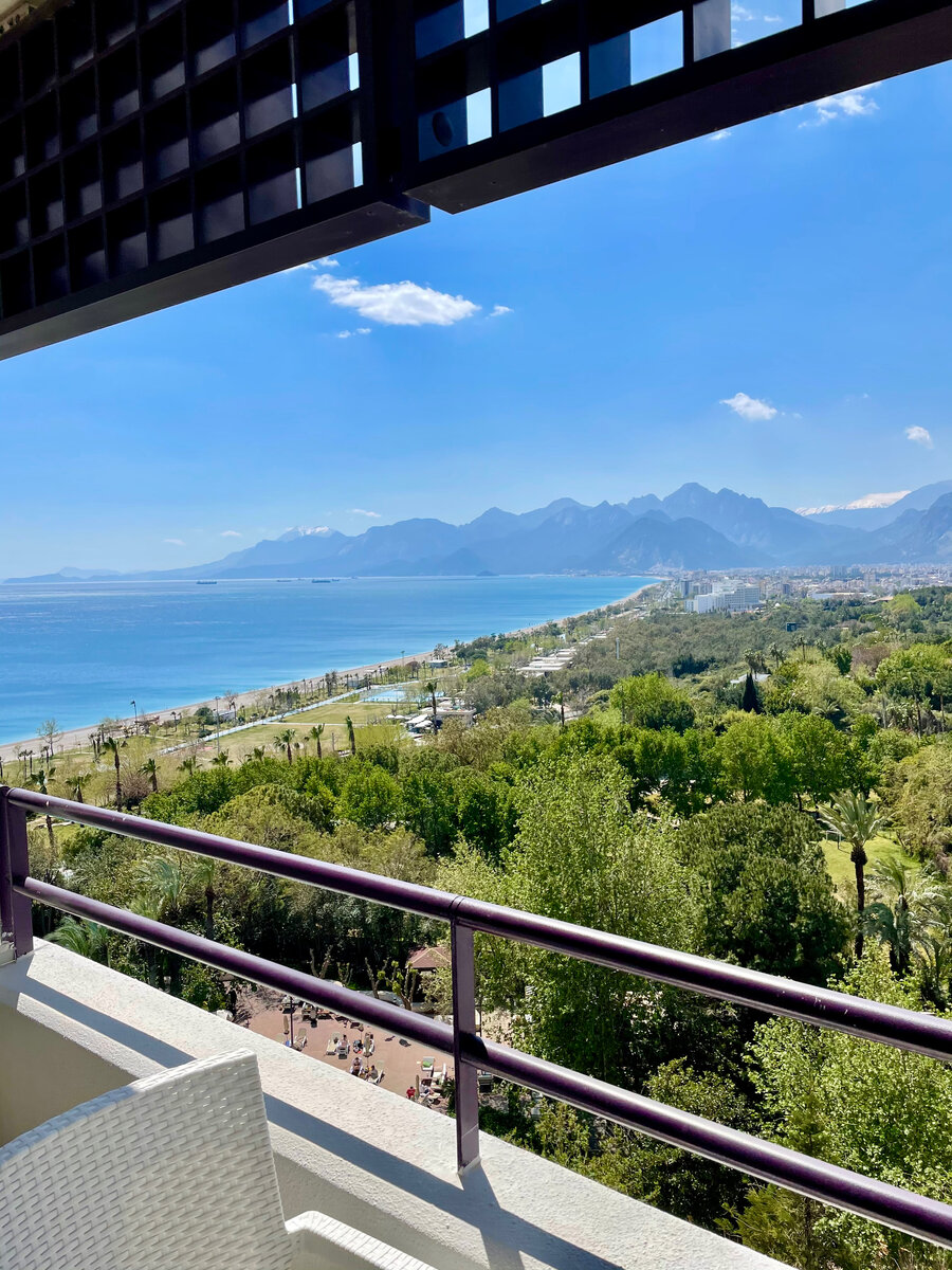 Вот какой шикарный вид открывался с нашего балкона