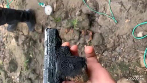 Тянули со дна, вот так находки, то в жар-то в холод от них. Показываю ...