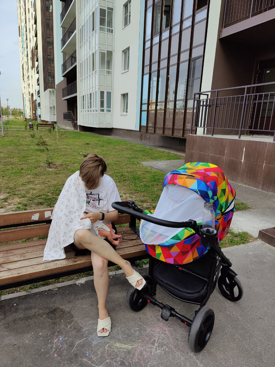 Малышу месяц, мы прогулялись до магазина и ребенок решил подкрепиться