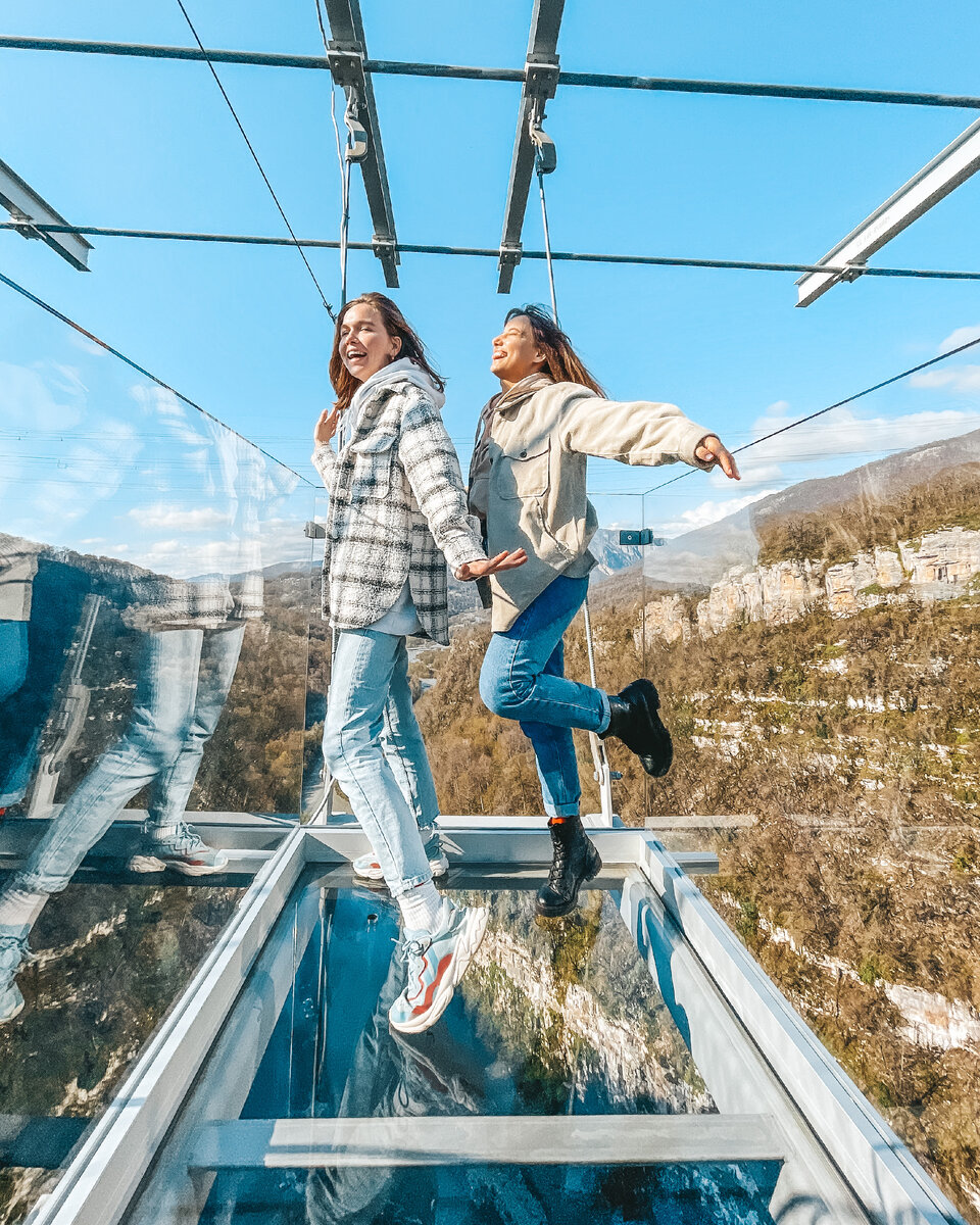 На фото – прозрачные балконы на мосту Скайбридж.