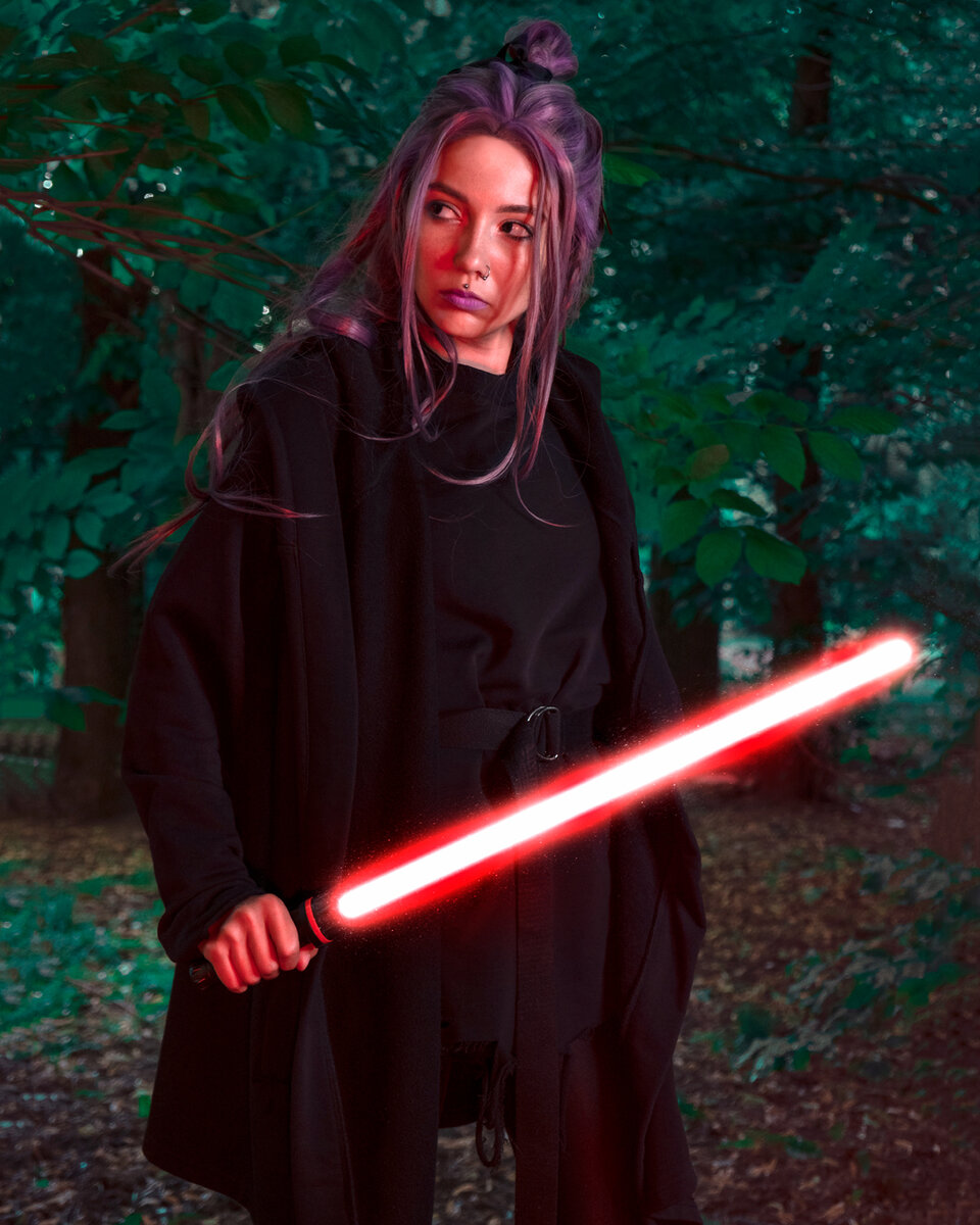 со светящимся мечом. фотосессия со световым мечом. рей скайуокер желтый меч. звёздные войны пробуждение силы рей. Crossguard lightsaber star wars.