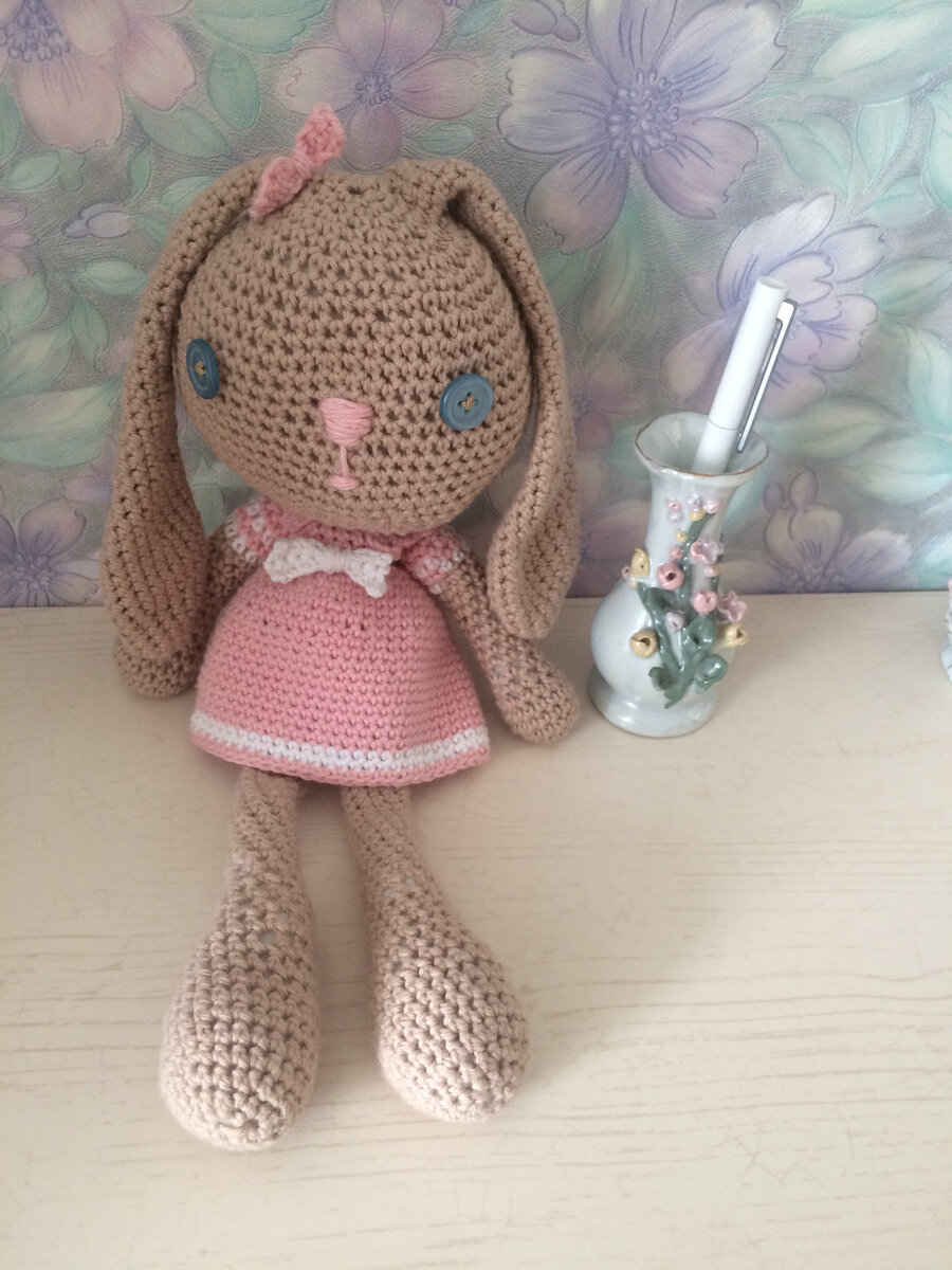 Эту зайку Рафаэлку я связала крючком