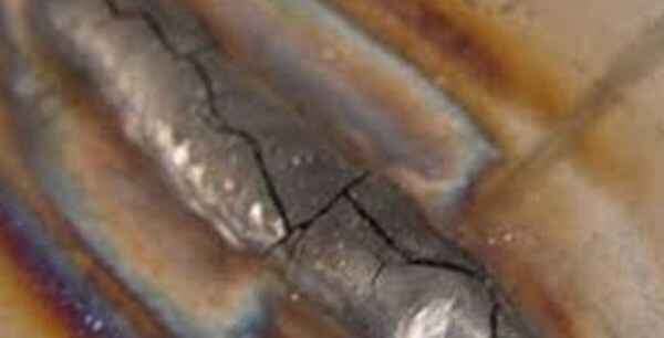 При сваривании чугуна электродами следует придерживаться вот таких правил:Переключить инвертор в обратную полярность. Плюсовой вывод должен быть подключён к электроду, а минусовой, к свариваемому чугуну.Выставить самый маленький сварочный ток, который только допустим для какого-то конкретного диаметра электродов.Осуществляя сварку чугуна электродами нельзя слишком перегревать металл. Поэтому длина одного непрерывного шва не должна составлять более 3 см.Следует все время давать заготовке остыть, чтобы исключить перегрев металла.Как видно, технология сварки чугуна достаточно сложная. Нужно знать, что и как делать, в какой именно последовательности. Обязательно первый и последний шов проковываются при помощи молотка, не применяя слишком большого усилия.