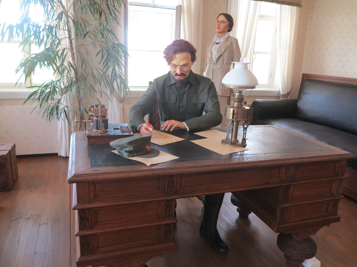 Лев Давидович за работой