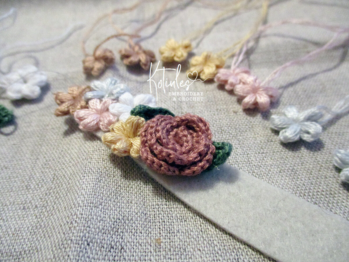 Процесс создания заколки с вязаными микро цветами