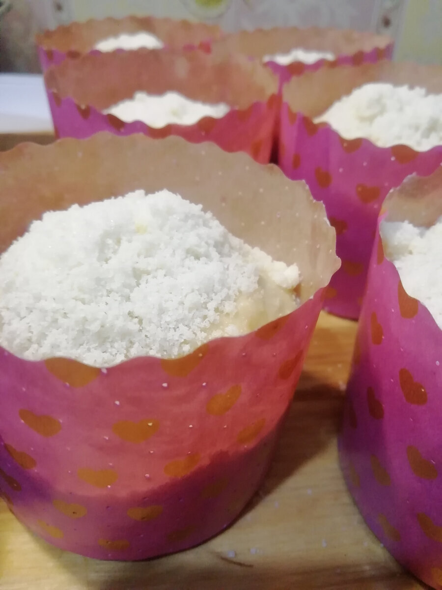 Тесто в формы раскладываю только до половины. Тесто хорошо поднимается.