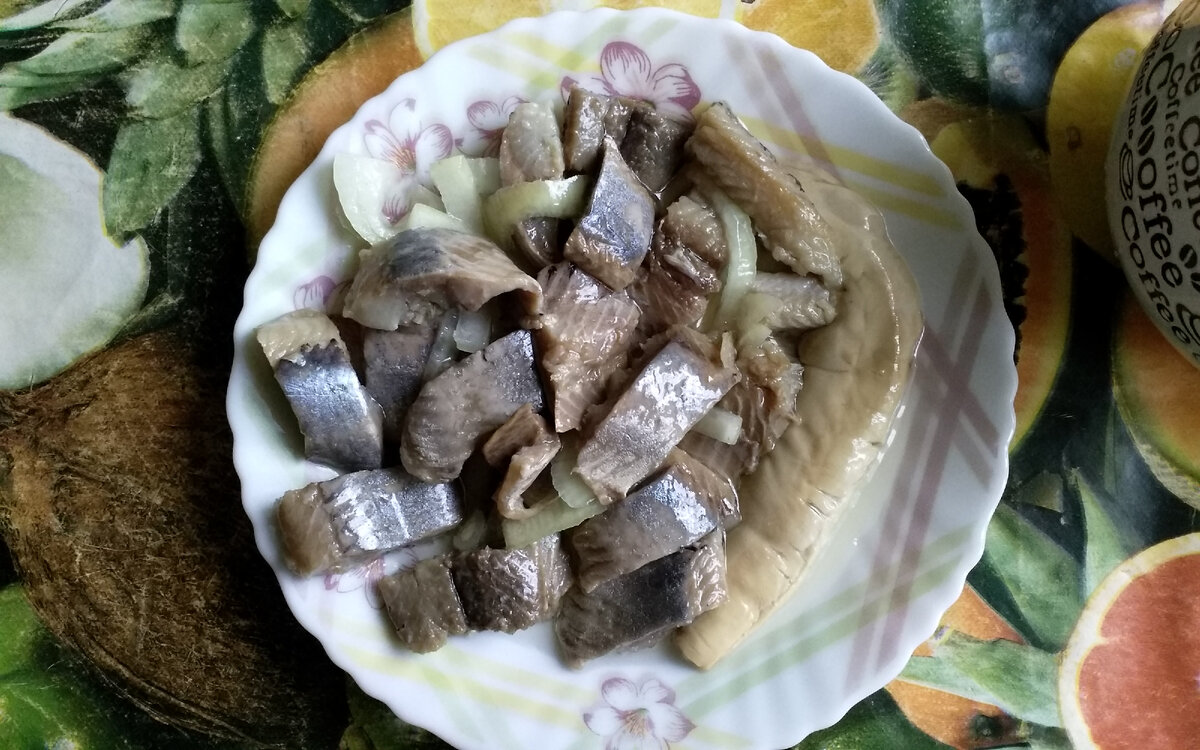 Маринованная сельдь с уксусом, луком и маслом