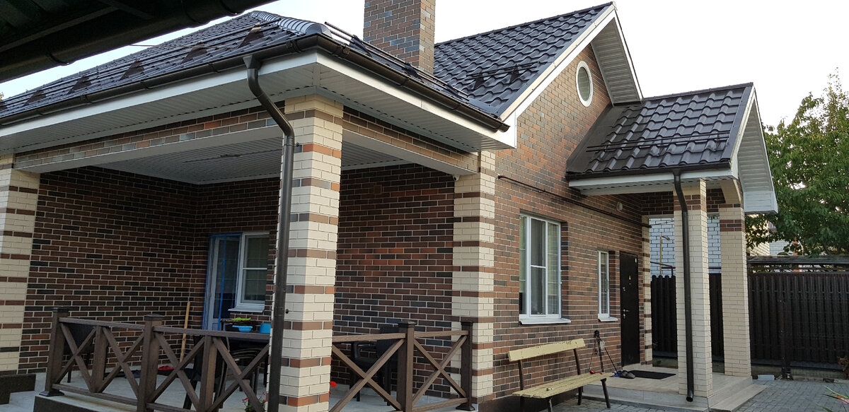 Главный фасад дома с террасой 