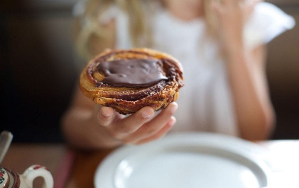 Как недостаток сна влияет на тягу к вредной пище