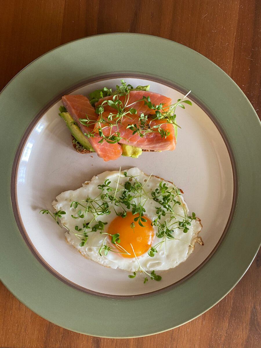Безглютеновый хлеб с авокадо и слабосоленая семгой, яйцо и для украшения микрозелень.