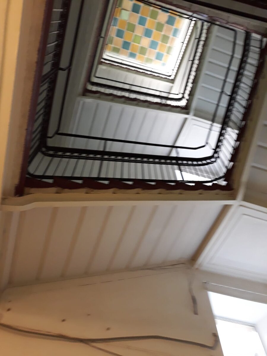 Вот по этой лестнице неслись юные дарования на уроки и с уроков. Вверх на неё смотреть было ничуть не веселее, чем вниз! И по этой лестнице никогда не катались, ни по перилам, ни по ступенькам!