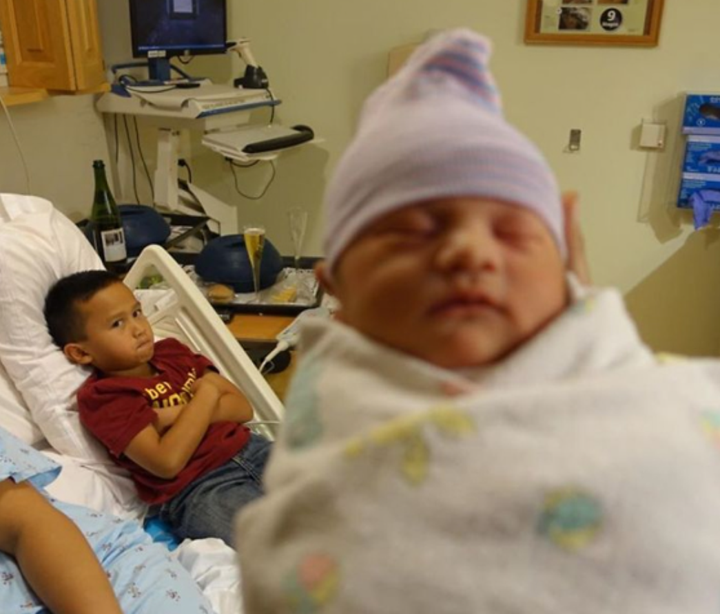 Мальчик, который не очень-то рад появлению сестры. Ведь он до последнего надеялся, что это будет брат