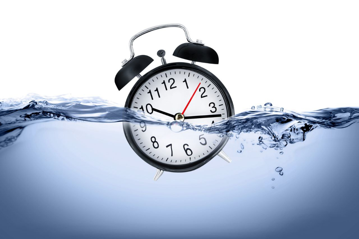Залил часы водой. Часы в воде. Время вода. Вода часы время. Часы вода красивые картинки.