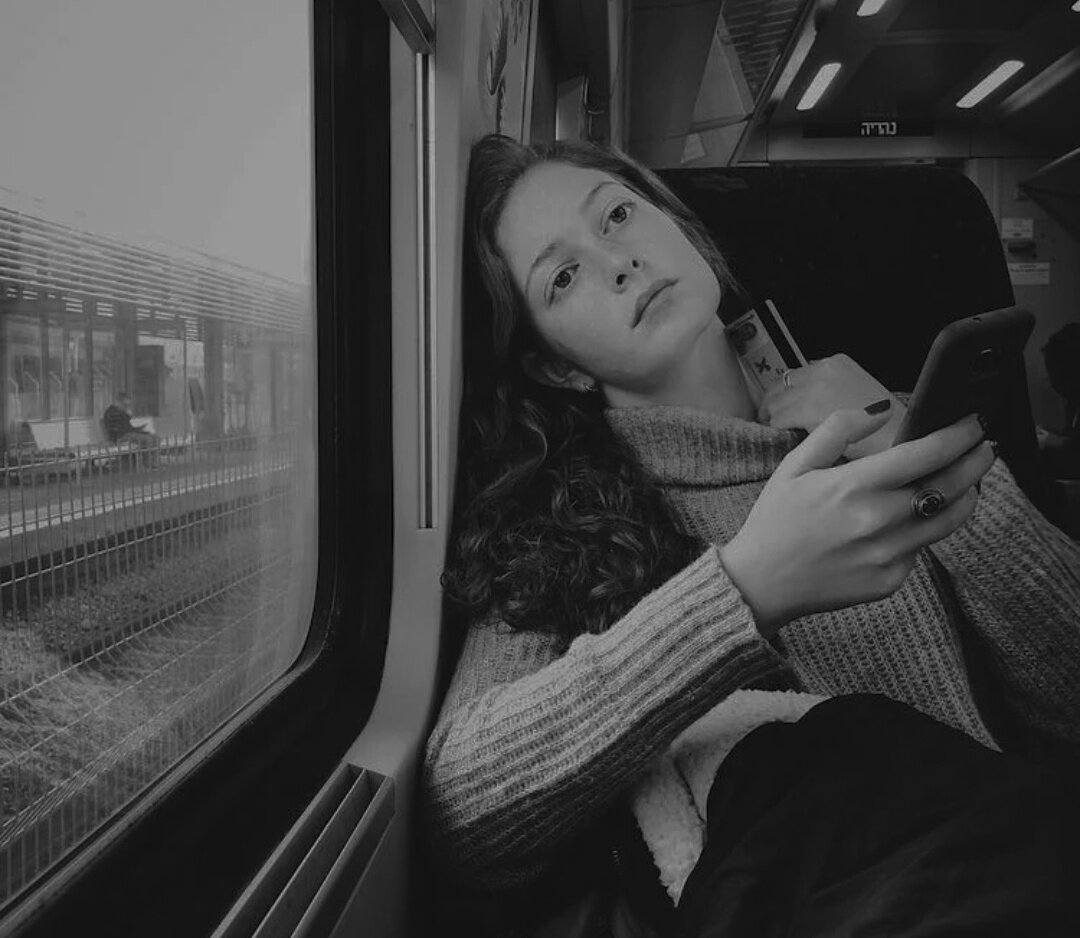 Изображение со страницы https://prikolisti.mirtesen.ru/blog/43719401069/-Ulyibnites-vas-snimayet-skryitaya-kamera-devushka-fotograf-dela?utm_referrer=mirtesen.ru
