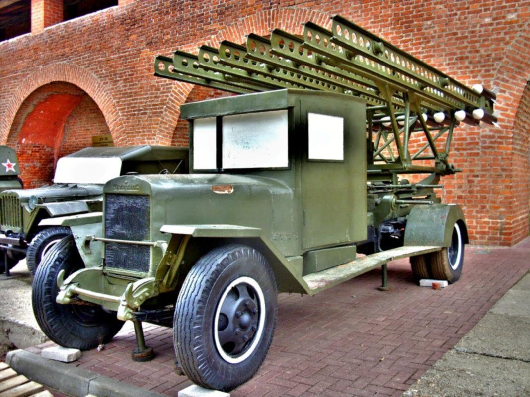 БМ-13 "Катюша" https://upload.wikimedia.org/wikipedia/commons/1/1d/Реактивная_установка_БМ-13_на_шасси_ГАЗ-МММ.jpg?uselang=ru