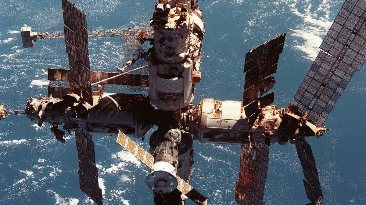 Космическая станция "Мир"