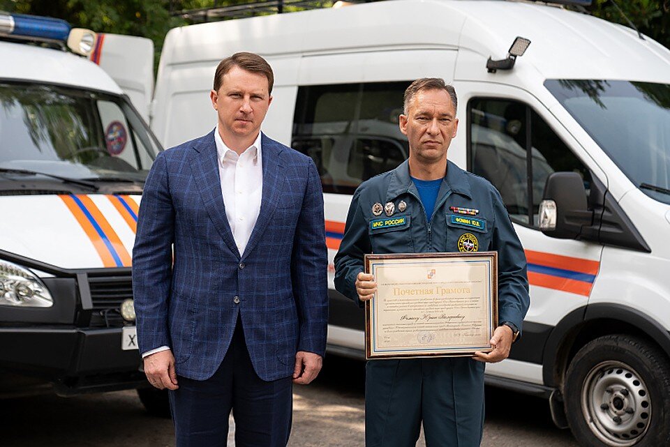     Были награждены спасатели, полицейские, водители общественного транспорта, активисты территориального общественного самоуправления и жители Сочи. Фото: Администрация города Сочи