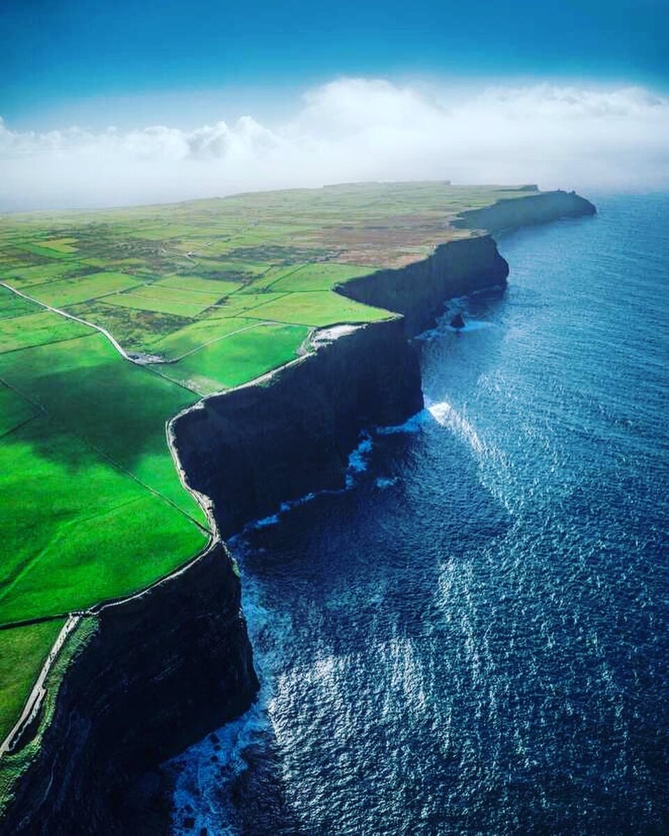 Клиф в Ирландии, на берегу Атлантического океана, в графстве Клэр. Находятся примерно в 3 километрах к западу от деревни Лисканнор. Высота утёсов - около 120 метров у Хэгс Хед, и 214 метров в 8 километрах севернее, к башне О’Брайана.