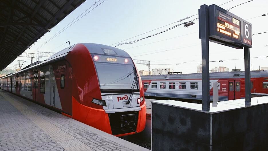 Скоростной электропоезд «Ласточка» ходит с частотой раз в час-полтора с Ленинградского вокзала по направлению «МОСКВА ОКТЯБРЬСКАЯ — ТВЕРЬ» и обратно, для удобства в приложении можно поставить команду информирования за несколько минут до того, как вы подъедете к станции «Завидово»