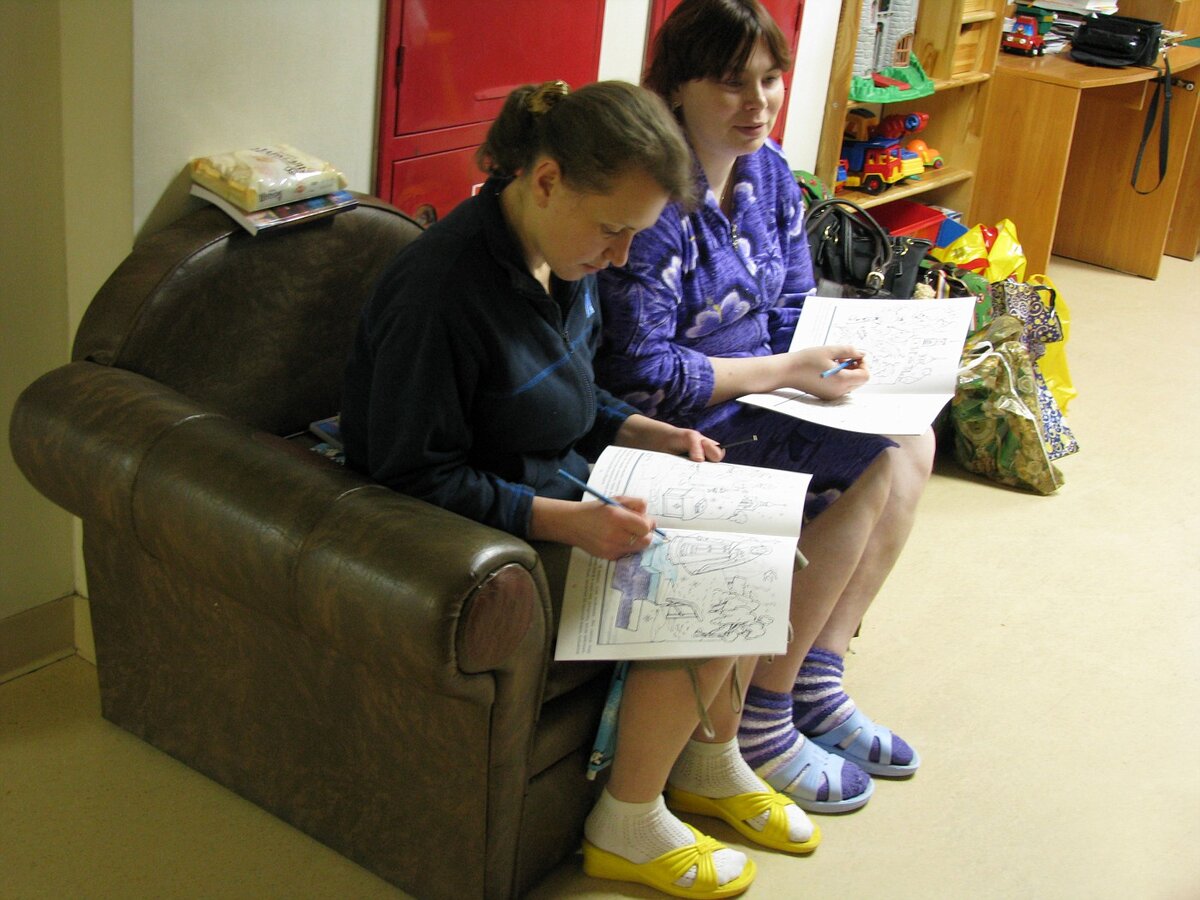 Мамы на волонтерском посещении сами взяли для отдыха раскраски