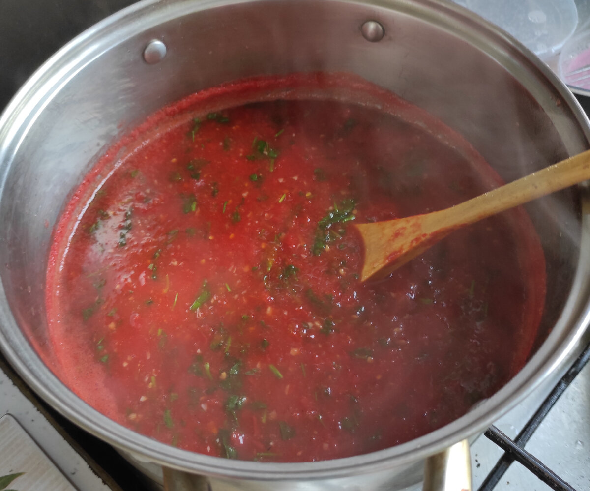 Томаты, чеснок, кинза, соль, перец, томатная паста- заливка для обжаренных баклажан