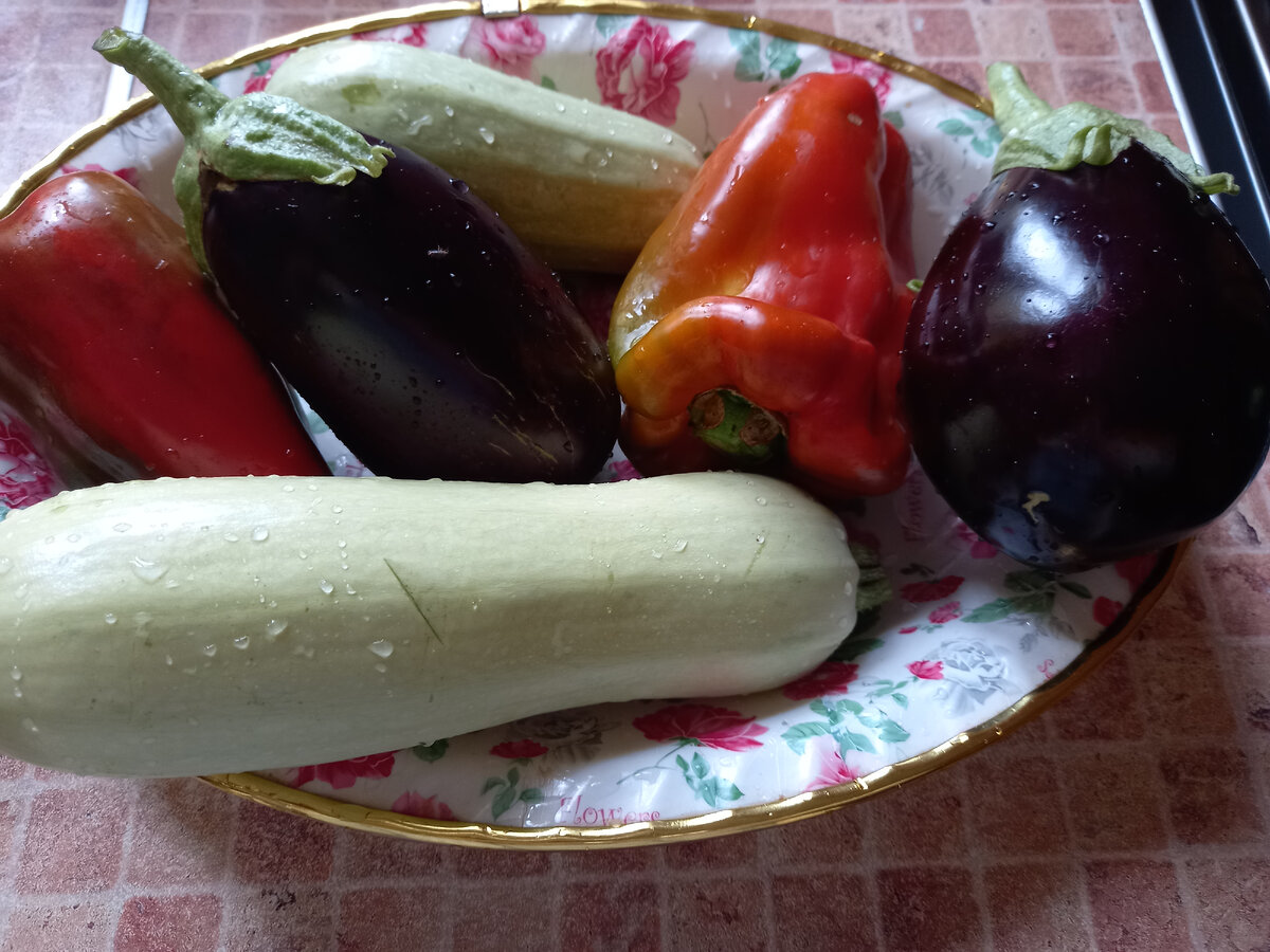 хвостики не отрезаем, так лучше держится форма блюда