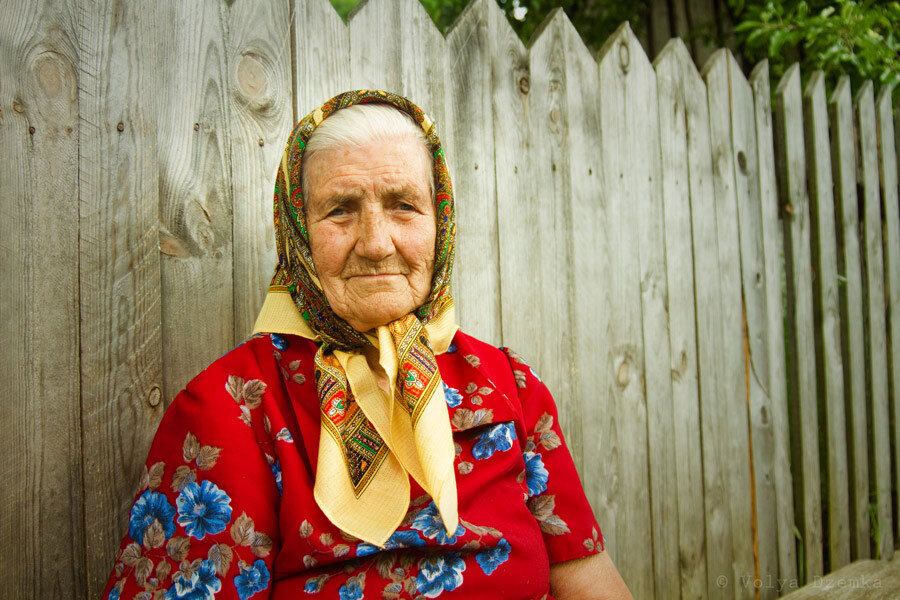 Сине бабушки. Баба Нина знахарка. Бабушка в платочке. Бабушка в платке. Пожилая женщина в платке.