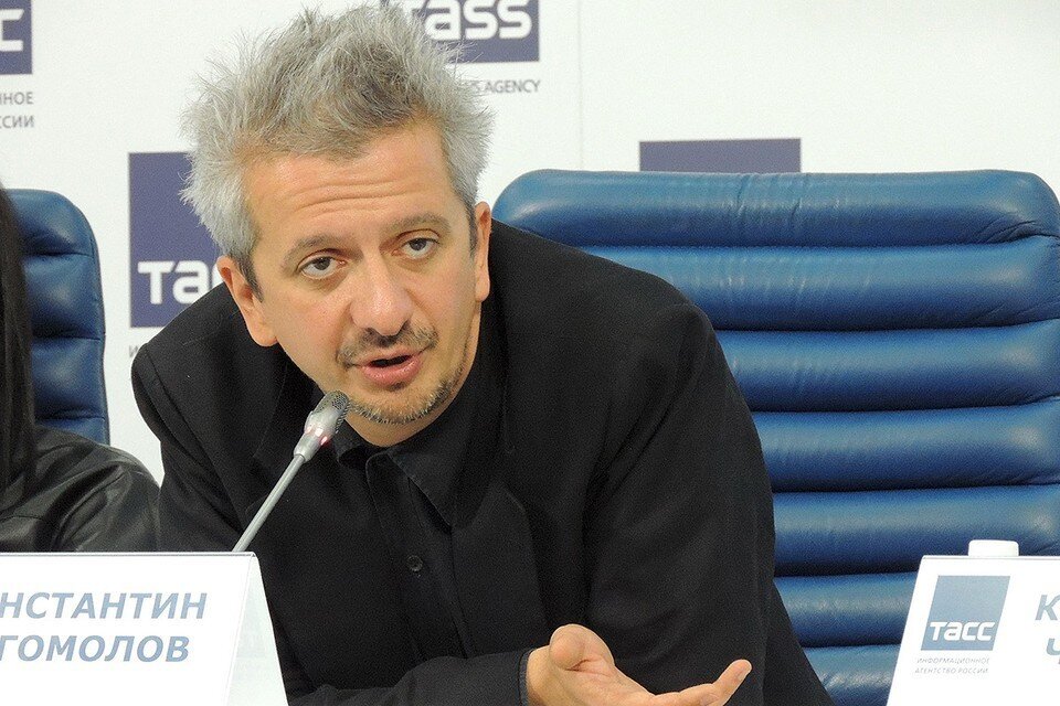     Богомолов попросил москвичей подарить Театру на Бронной старинные буфеты и комоды Анастасия ПЛЕШАКОВА