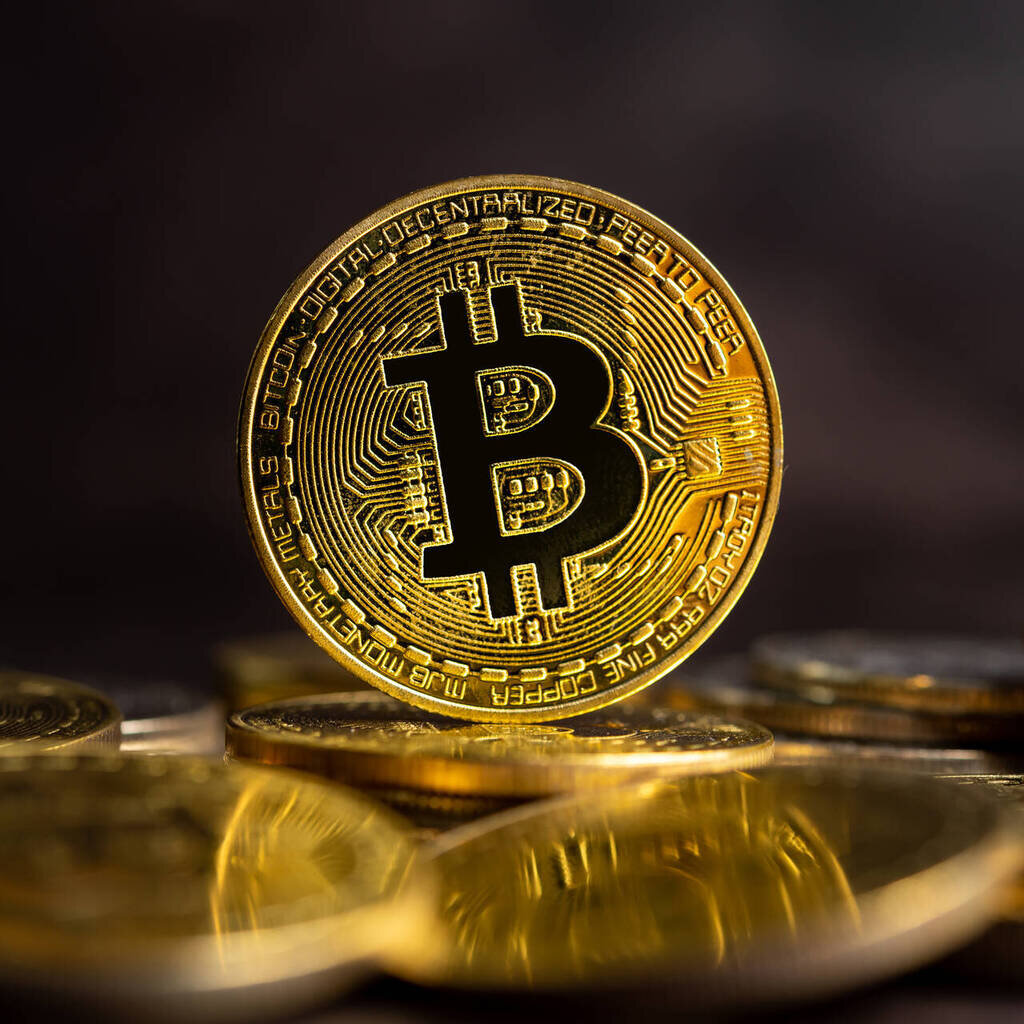 Крах Terra и UST еще очень свеж в памяти каждого криптоэнтузиаста. Недостаток алгоритмичности стейблкоина и резкое падение биткоина – так крипто сообществу объяснили лопнувший один из самых крупных стейблкоинов за последние годы.Что осталось за кулисами:▪️ UST за месяц до начала фазы распределения на крипторынке. После достижения биткоином ATH, капитализация стала экспотенциально расти, а через 3 дня после окончания фазы распределения стейблкоин рухнул.▪️ Именно крах UST стал причиной агрессивного пробития биткоином сильного годового уровня поддержки $35 000 с последующим обвалом на $26 600 (-24%) ▪️ Из всех технических прямых и косвенных показателей следует, что руководством Terra это было сделано умышленно, разумеется при поддержке ведущих криптовалютных бирж.Terra сыграла важную роль, но это лишь фрагмент в общем пазле, который включает в себя стейблкоины, медвежий рынок, Китай, настоящих китов, выводы биткоина с бирж и само собой мировой финансовый кризисе. 