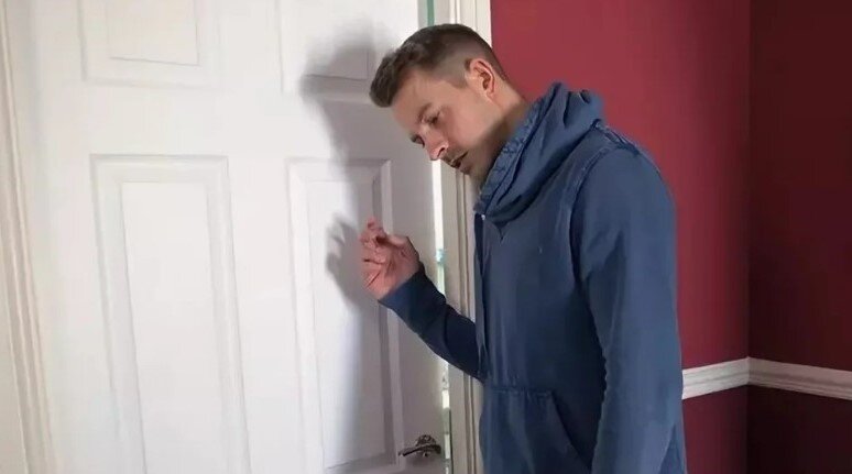 зайти домой. стучится в дверь. парень у двери. в дверях стоял молодой. парень у двери.