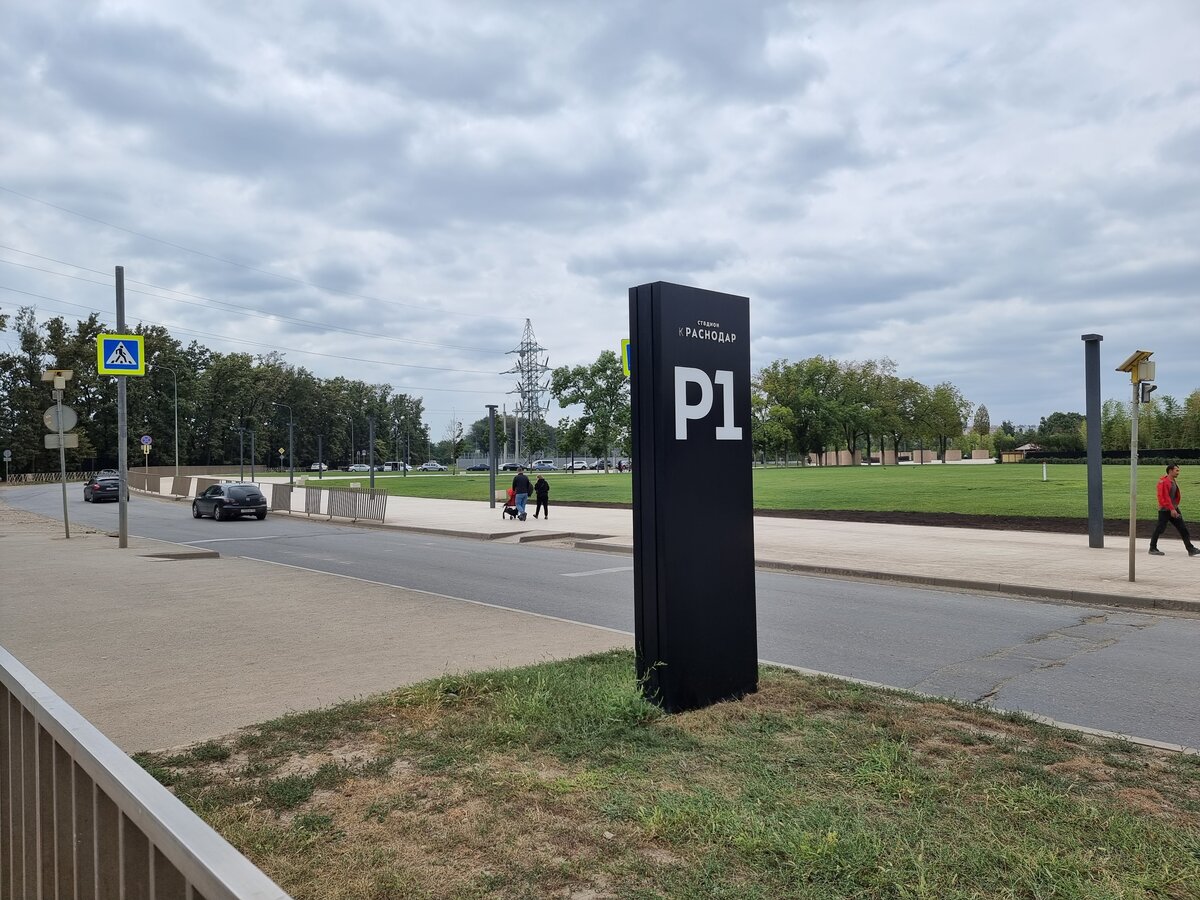 Собственно, эта грязная площадка и есть единственная парковка у парка