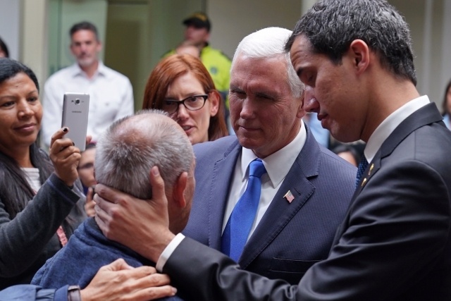    Бывший вице-президент США Майк Пенс и венесуэльский оппозиционер Хуан Гуайдо