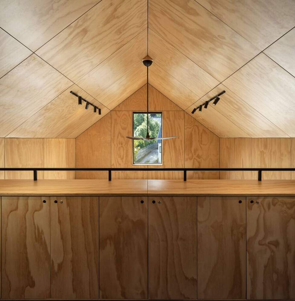 Компактный теплый дом 90 м² из СИП-панелей: фасады и кровля из кедровой ...