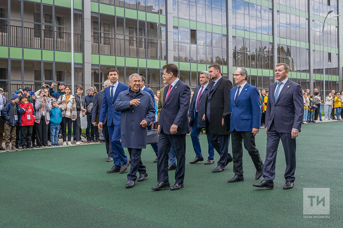 Праздничные торжества для работников вуза начались с посещения руководителем республики обновленного корпуса общежития университетаФото: © Владимир Васильев / «Татар-информ»